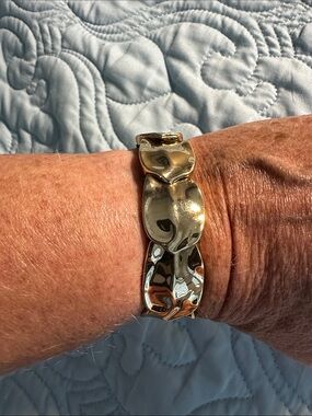 Avon Everyday Sleek Stretch Bracelet--Goldtone